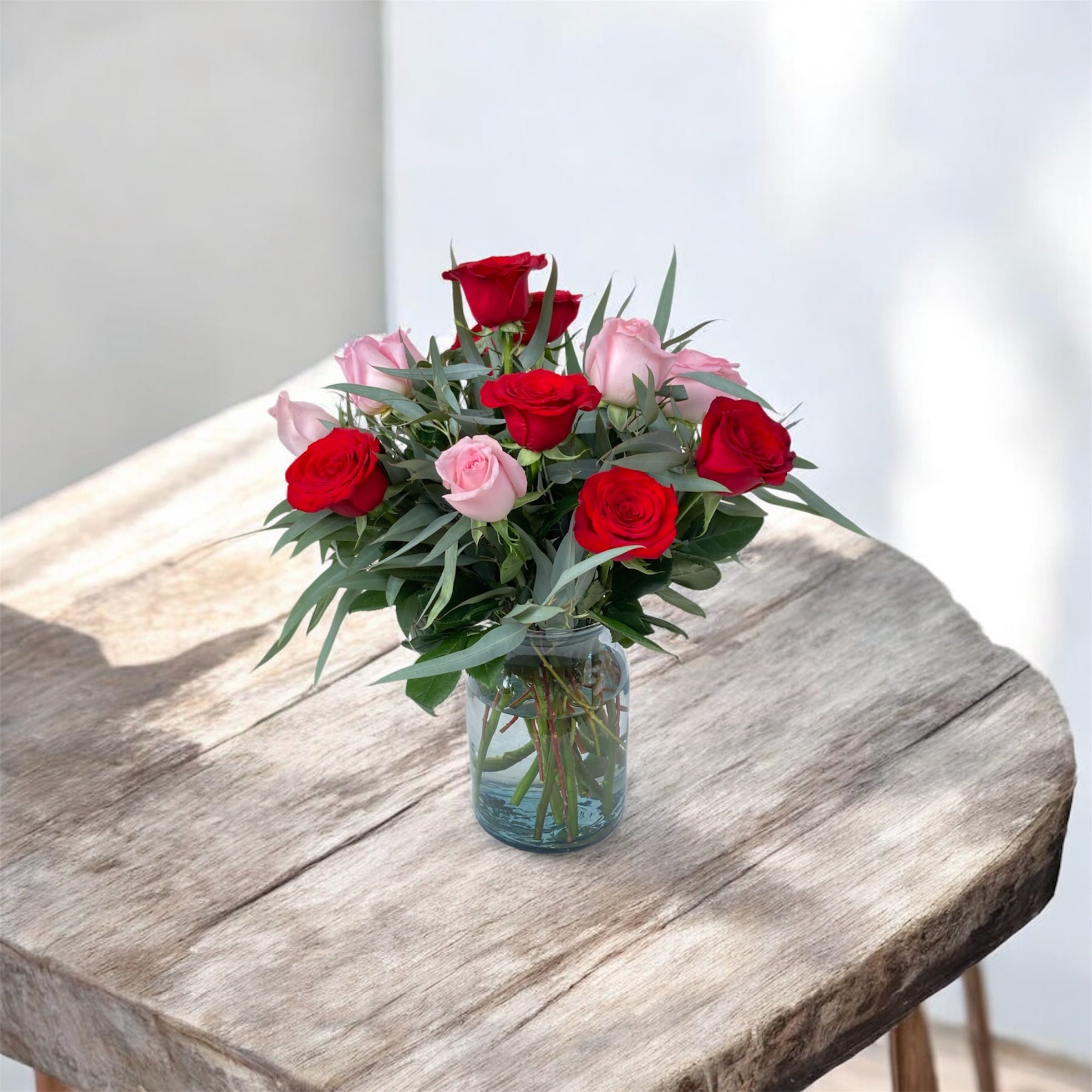 Rosas rojas y rosas