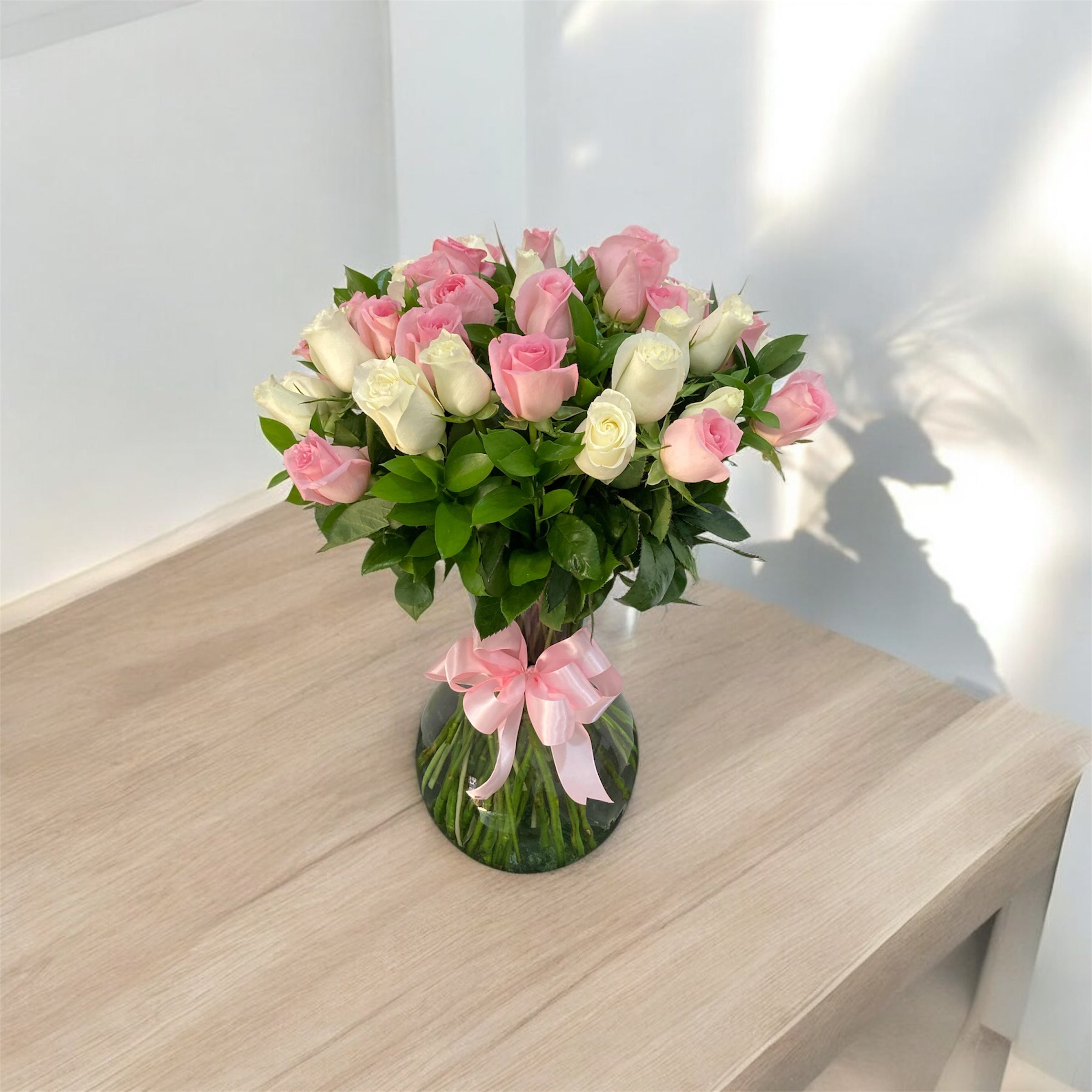 Arreglo de 50 Rosas Rosas y Blancas Premium