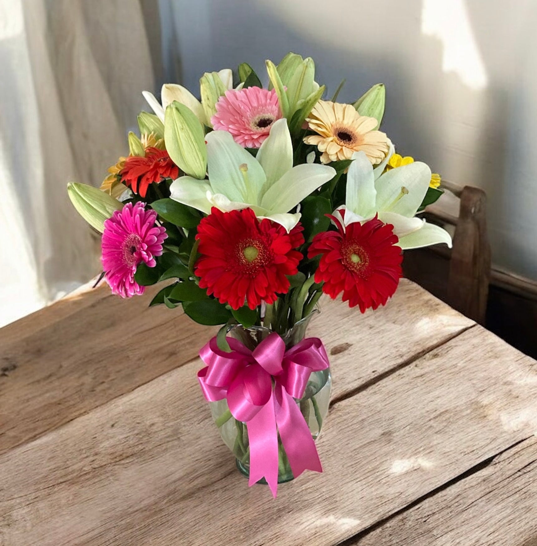 Arreglo de gerberas y lilis