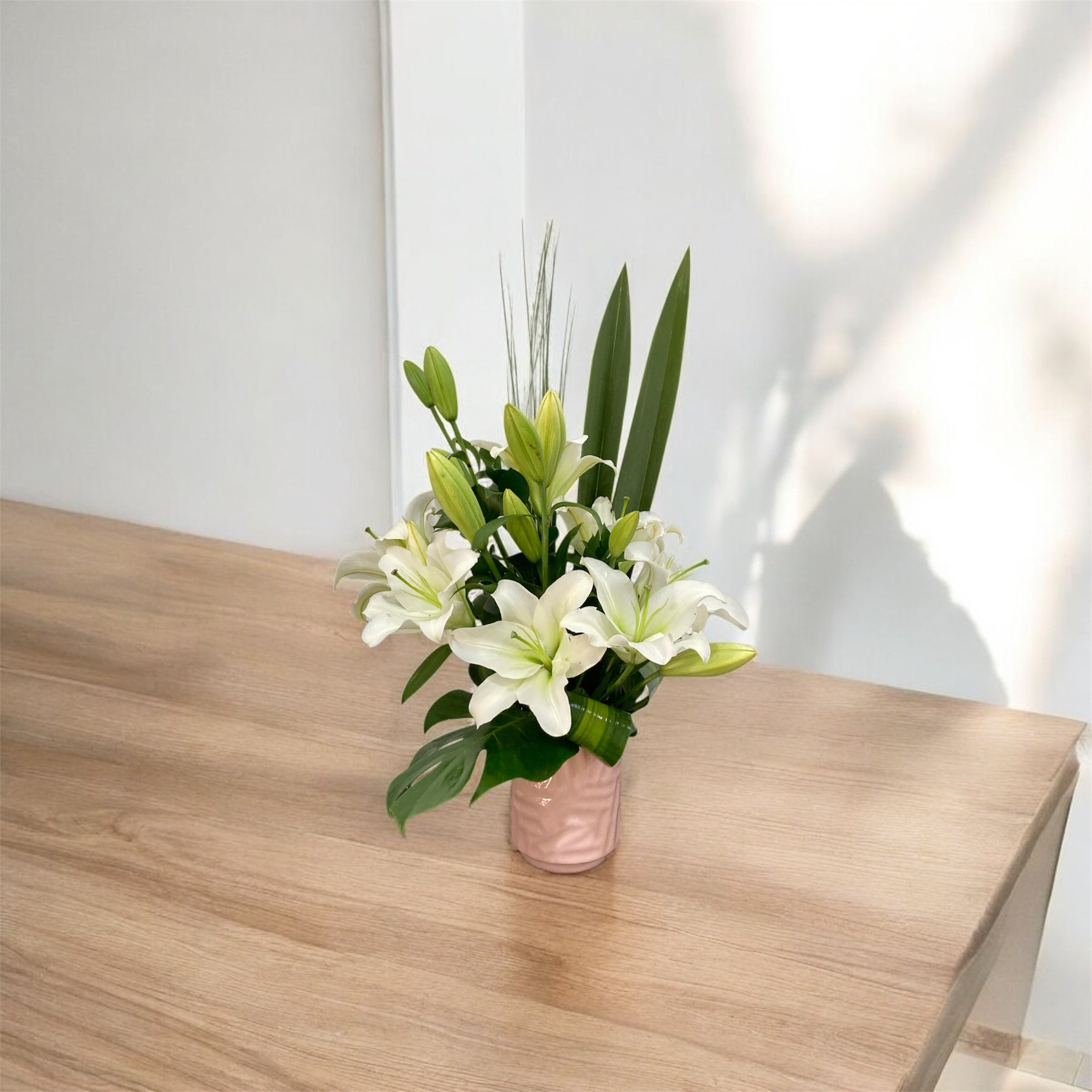 Arreglo Minimalista de Lirios Blancos | Florero de Mesa para Armonía