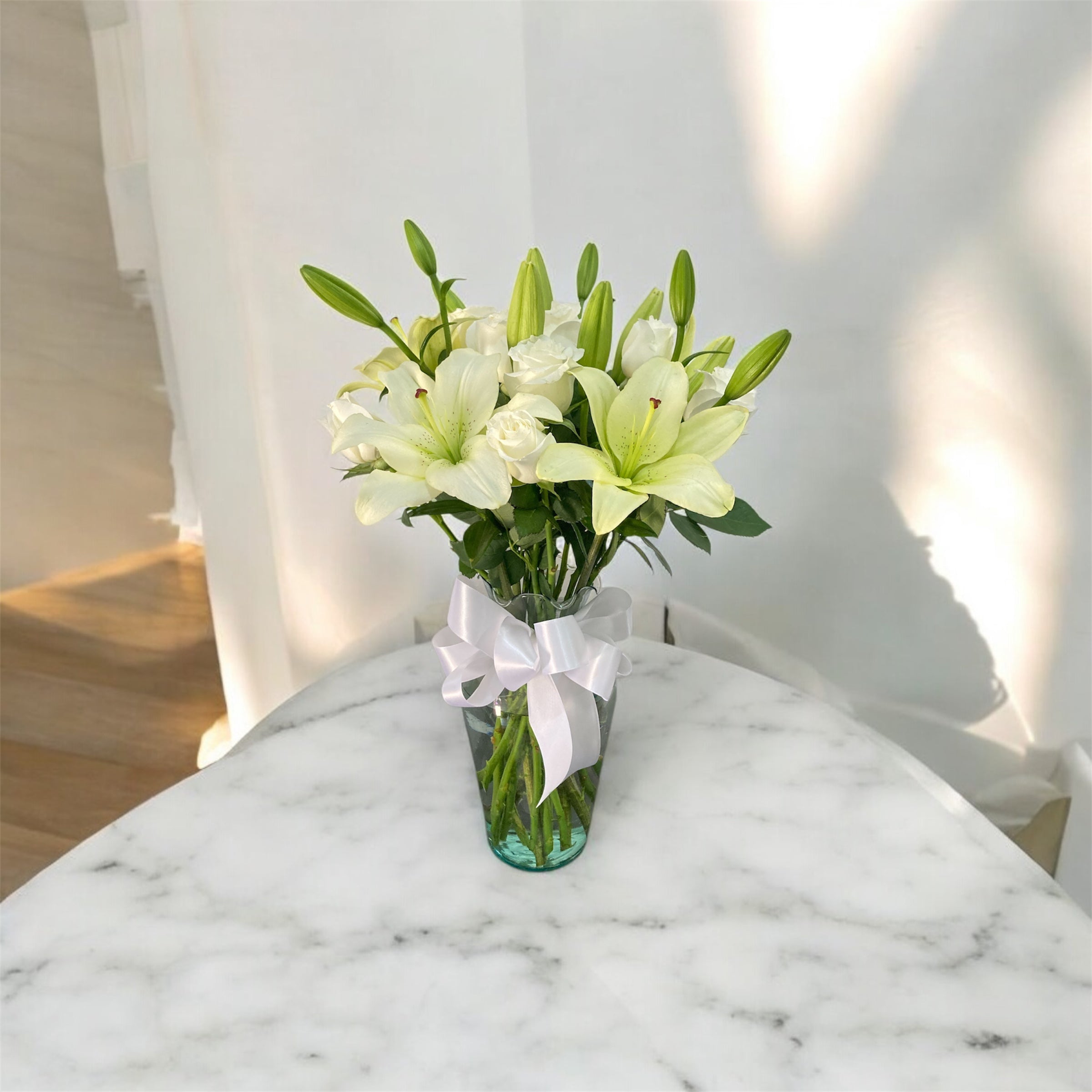 Florero de Rosas y Lirios Blancos | Regalo para recuperación y elegancia CDMX