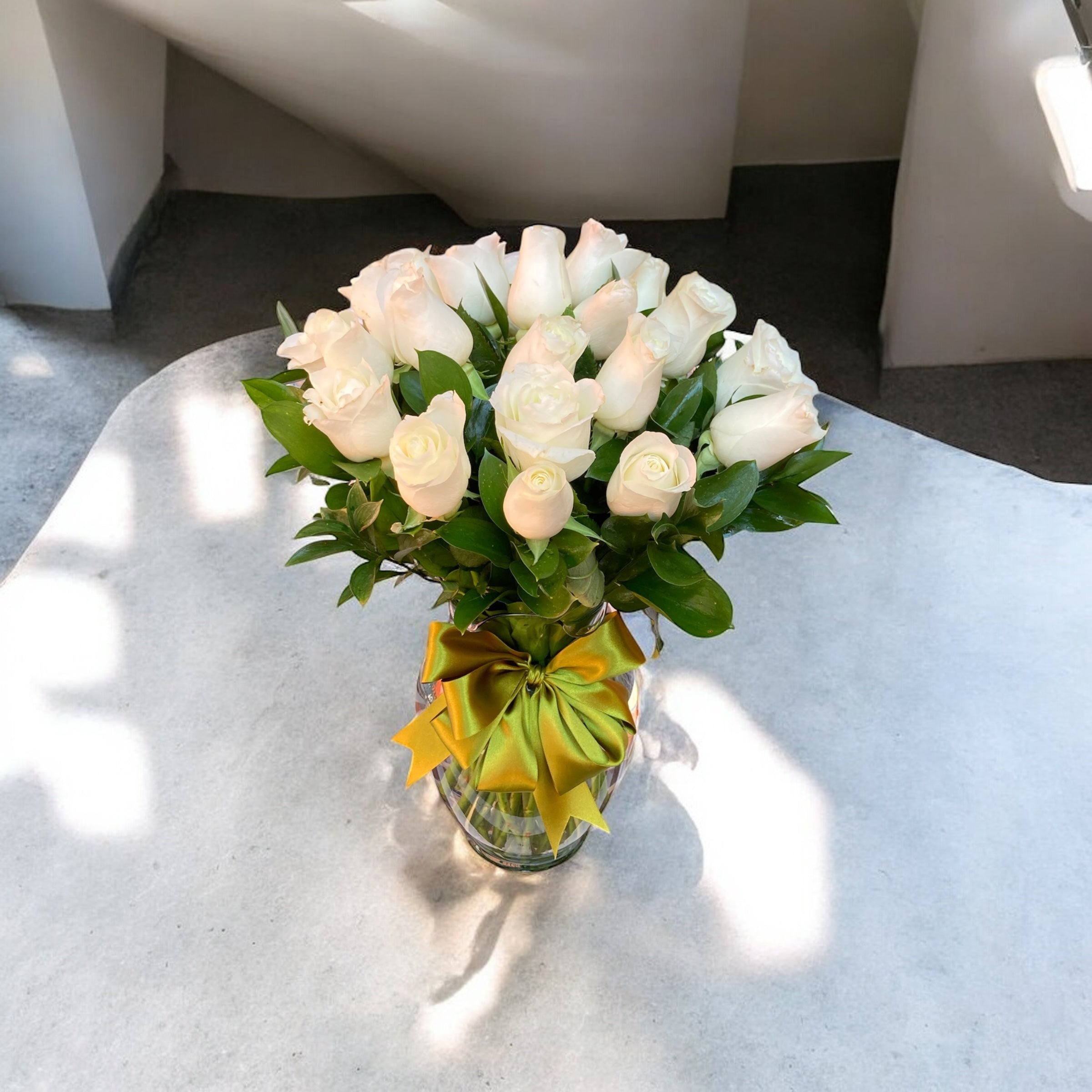 Florero de 24 Rosas Blancas Premium | Flores de Paz y Respeto CDMX