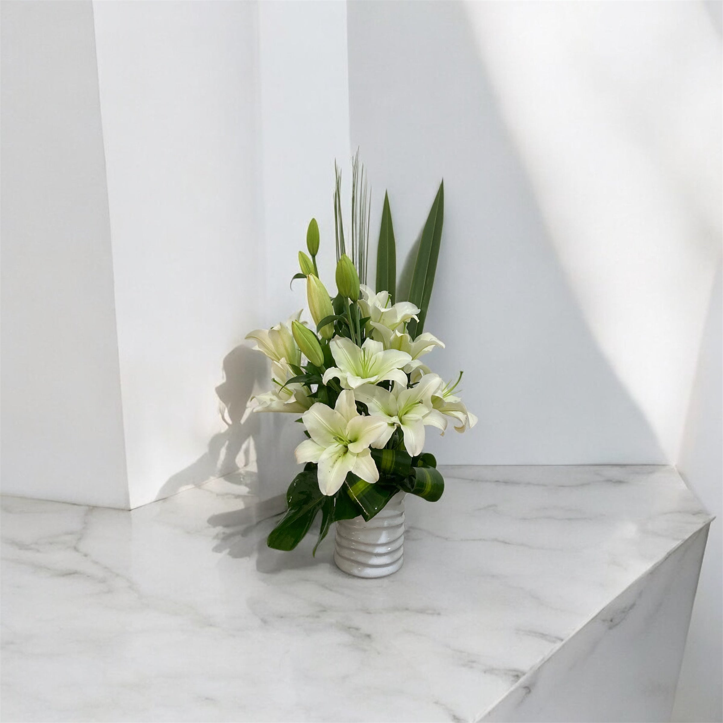 Arreglo Minimalista de Lirios Blancos | Florero de Mesa para Armonía