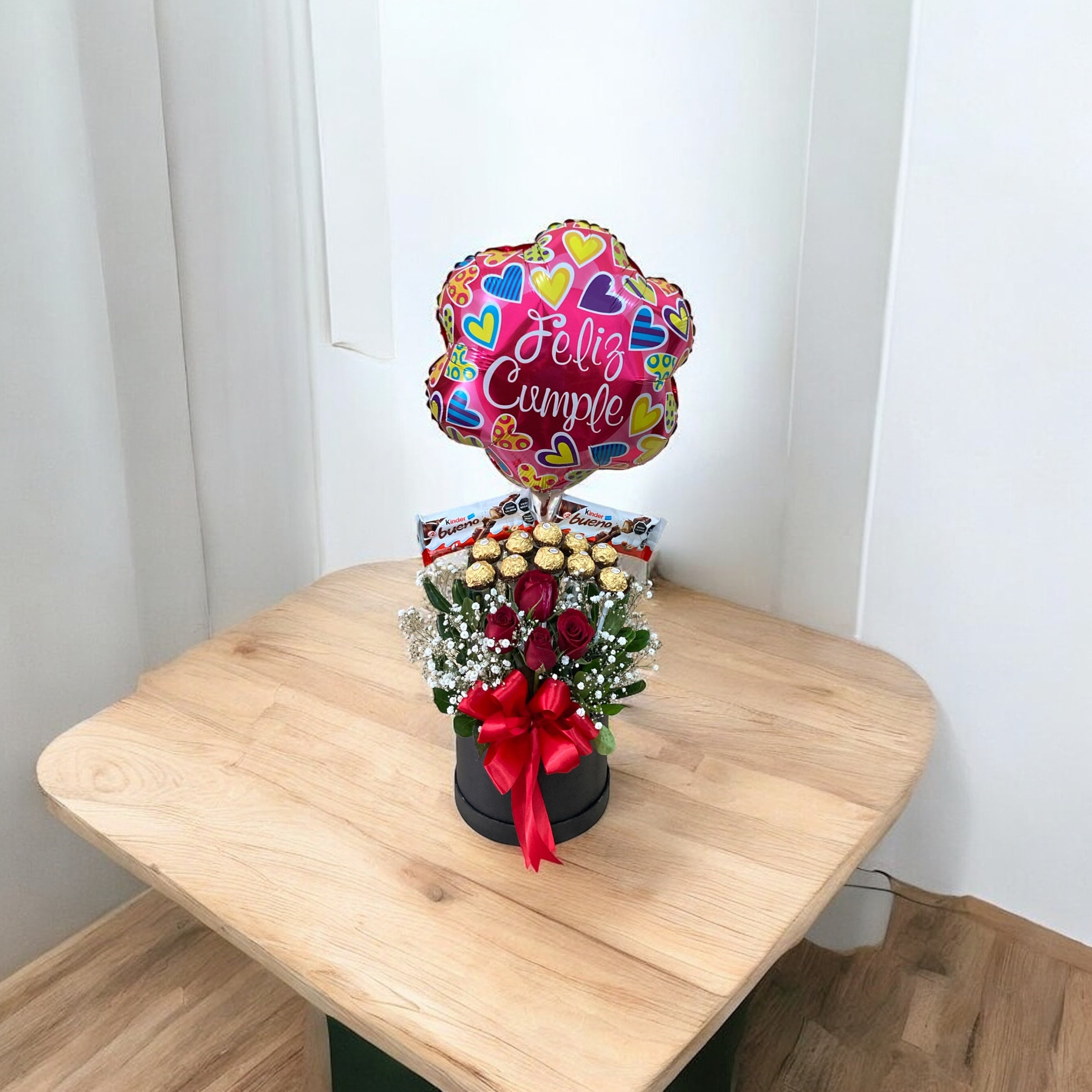 Caja de Rosas Rojas, Chocolates y Globo